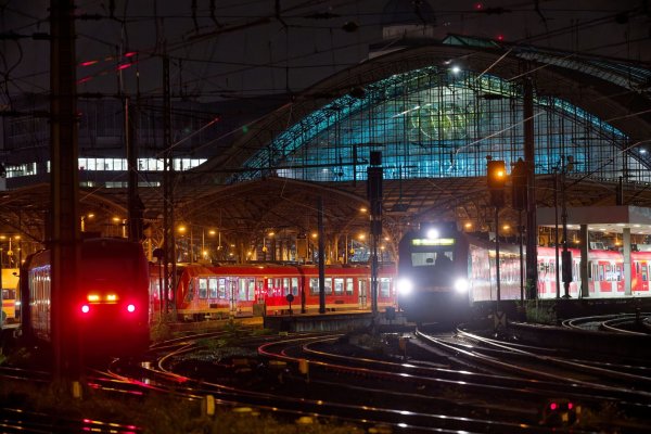Ab dem 14. November, 21.00 Uhr, wird der Kölner Hauptbahnhof für zehn Tage fast komplett gesperrt. (Archivbild) - © Henning Kaiser/dpa
