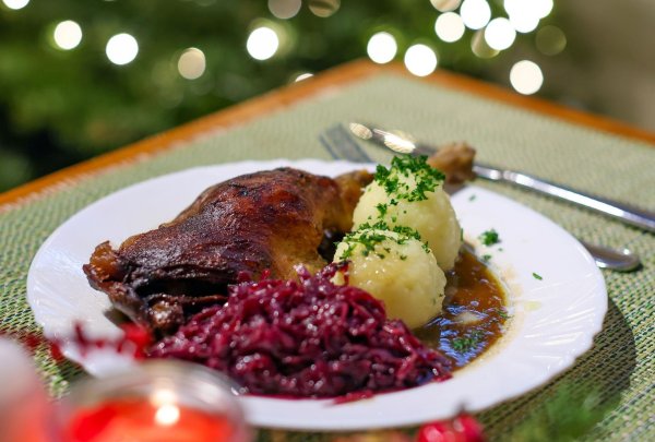 Da läuft einigen das Wasser im Mund zusammen, aber nicht allen: eine Portion knusprige Gänsekeule mit Rotkohl und Klößen. (Archivbild) - © Jan Woitas/dpa-Zentralbild/ZB