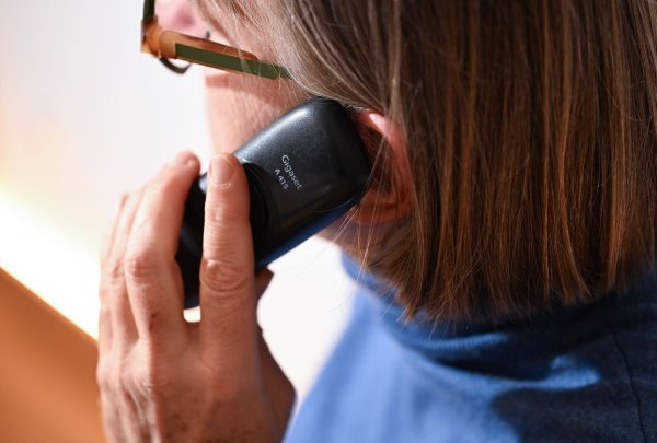 Ältere Menschen sind oftmals zu Hause und gut über das Festnetz telefonisch erreichbar. Das wollen Betrüger mit Schockanrufen für sich nutzen. (Symbolbild) - © Bernd Weißbrod/dpa
