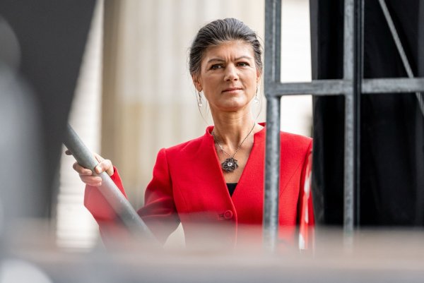 Parteigründerin Sahra Wagenknecht nicht mehr in der allerersten Reihe des BSW? Am Montag will sich die 56-Jährige erklären. (Archivbild) - © Fabian Sommer/dpa