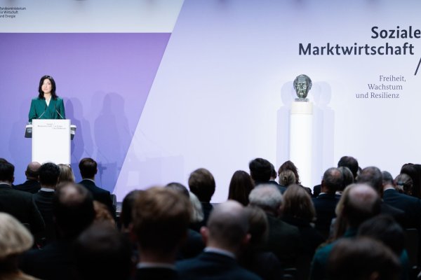 Die Büste Ludwig Erhards ist wieder da. - © Carsten Koall/dpa