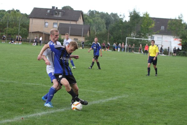 Nicht zu stoppen: Nils Otto von der SG Bentorf-Hohenhausen setzt sich gegen Stefan Schafmeister (links, Donop-Voßheide) durch. - © Sebastian Lucas