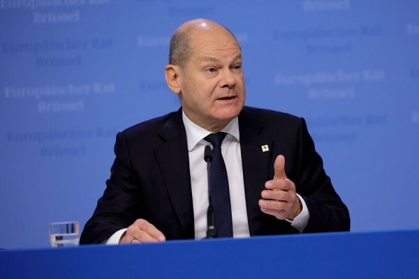 Bundeskanzler Olaf Scholz sieht im Wiederaufbau der Ukraine nach dem Ende des Angriffskriegs eine jahrzehntelange Aufgabe der Weltgemeinschaft. - © Olivier Matthys/AP/dpa