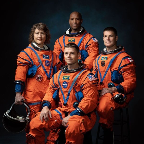 Die Nasa-Astronauten Christina Koch (l-r), Victor Glover und Reid Wiseman sowie Astronaut Jeremy Hansen von der kanadischen Weltraumbehörde. - © Josh Valcarcel/Nasa/dpa