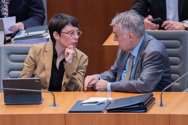 Auf NRW-Innenminister Herbert Reul (CDU) und Fluchtministerin Josefine Paul (Grüne) kommen im Untersuchungsausschuss des Landtags zur Aufarbeitung des Terroranschlags von Solingen Fragen zu. - © Rolf Vennenbernd/dpa
