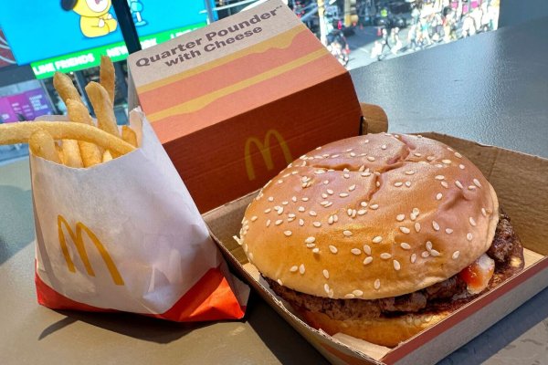 US-Behörden vermuten Zwiebeln in einem bestimmten Burger hinter dem Ausbruch. (Archivbild) - © Richard Drew/AP/dpa