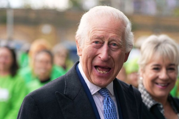 Mit einem breiten Lächeln traf König Charles bei dem Verteilzentrum für überschüssige Lebensmittel ein. - © Aaron Chown/PA/AP/dpa