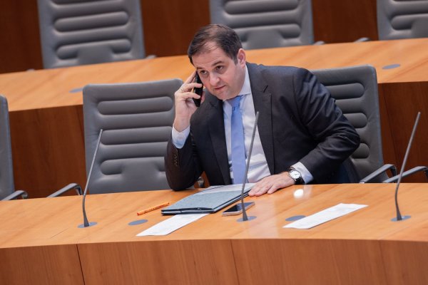 NRW-Europaminister Nathanael Liminski hat die Fortsetzung des Förderprogrammms «Europa-Schecks» für Vereine und Kommunen angekündigt. - © Rolf Vennenbernd/dpa