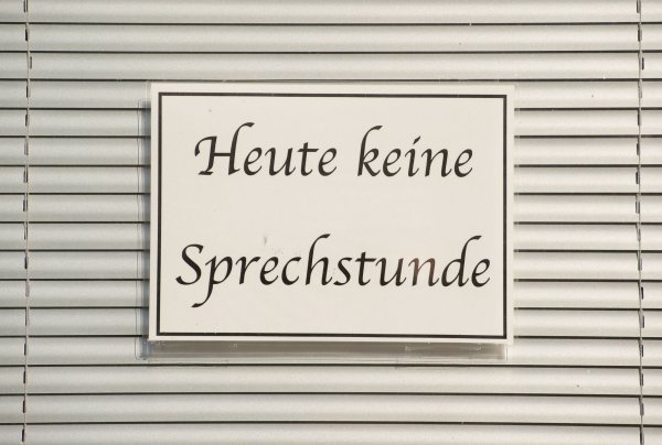 Ärgerlich, wenn man beim Arzt vor verschlossener Tür steht. - © Sebastian Kahnert/dpa/dpa-tmn