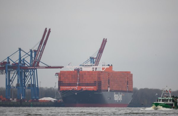 Die Hamburger Traditionsreederei Hapag-Lloyd hat im laufenden Jahr gut verdient. Wegen einer überraschend gestiegenen Nachfrage und höheren Frachtraten kam in den ersten neun Monaten ein Gewinn von rund 1,7 Milliarden Euro zusammen. (Archivbild) - © Christian Charisius/dpa