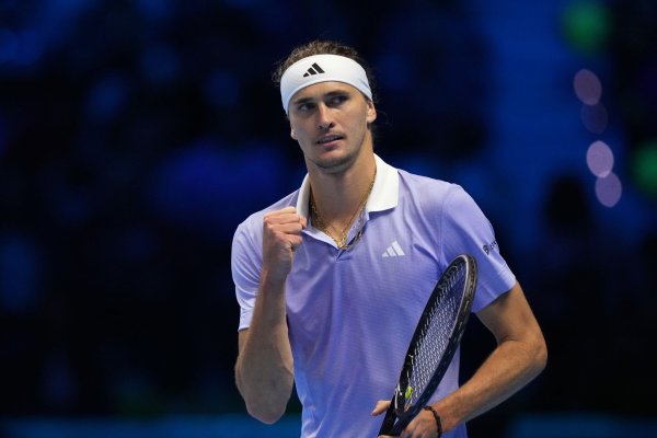 Alexander Zverev hat mit zwei Siegen ohne Satzverlust bei den ATP Finals eine optimale Ausgangsposition, ist aber noch nicht sicher weiter. - © Antonio Calanni/AP/dpa