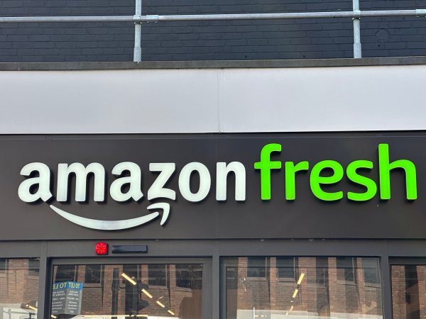 Das 2017 gestartete Angebot «Amazon Fresh» konnte bisher von Kunden in Berlin, München und Hamburg genutzt werden. (Archivbild) - © Benedikt von Imhoff/dpa