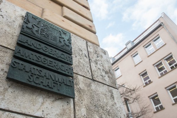 Die Staatsanwaltschaft Regensburg hat eine Mordanklage gegen einen Arzt erhoben. (Symbolbild) - © Armin Weigel/dpa