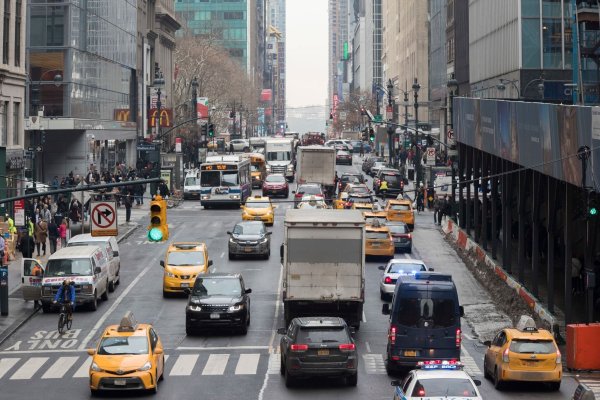 Autos ohne Ende - in Manhattan bislang Alltag. (Archivbild) - © Mary Altaffer/AP/dpa