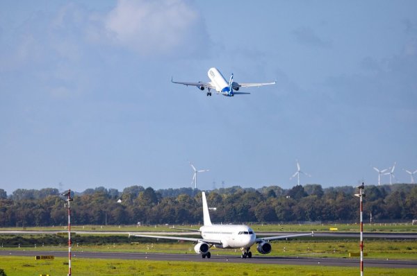 Am Flughafen Düsseldorf wurde der Standstreifen der A44 gesperrt (Archivfoto) - © Thomas Banneyer/dpa