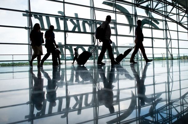 Ein neues BGH-Urteil stellt klar, dass Fluggesellschaften nach Flugausfällen möglicherweise zur Entschädigung verpflichtet sind, wenn sie nur eigene Ersatzflüge anbieten und frühere Alternativen anderer Airlines nicht prüfen. - © Christoph Schmidt/dpa/dpa-tmn