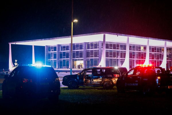 Sicherheitskräfte riegeln nach den Explosionen den Obersten Gerichtshof in Brasília ab. - © Bruno Peres/Agencia Brazil/dpa