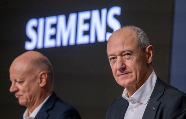 Konzern-Chef Busch (r.) und Finanzvorstand Thomas auf der Jahrespressekonferenz. Siemens hat in schwierigen Zeiten einen Rekordgewinn vorgelegt. - © Peter Kneffel/dpa