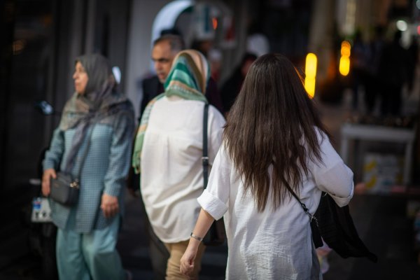 Immer mehr Frauen ignorieren im Iran mittlerweile die Kleiderordnung. (Archivbild) - © Arne Immanuel Bänsch/dpa