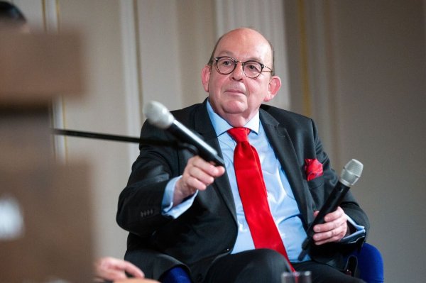 Der Literaturkritiker Denis Scheck erhält eine nicht alltägliche Auszeichnung. (Archivbild) - © Christophe Gateau/dpa