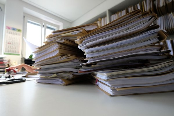 Mehr statt weniger: Unternehmen beklagen die zunehmende Bürokratie in Deutschland. - © Bernd Weißbrod/dpa