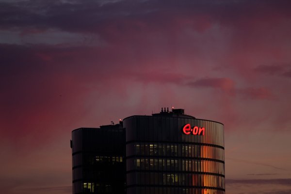 Der Energiekonzern Eon hat in den ersten drei Quartalen unterm Strich schon 2,2 Milliarden Euro verdient. (Archivbild) - © Rolf Vennenbernd/dpa