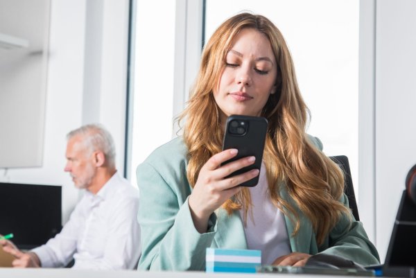 Soziale Medien am Arbeitsplatz sollten mit Bedacht genutzt werden: Exzessive Nutzung kann als Arbeitszeitbetrug gelten und zu Konsequenzen wie Abmahnungen oder Kündigung führen. - © Christin Klose/dpa-tmn