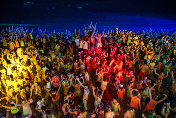 Bis zu 30.000 Gäste nehmen jeden Monat an der Full Moon Party in Koh Phangan teil. (Archivbild) - © picture alliance / dpa