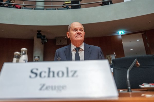 Bundeskanzler Olaf Scholz (SPD) wird im Afghanistan-Untersuchungsausschuss als Zeuge befragt. - © Michael Kappeler/dpa