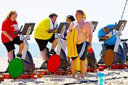 Abstrampeln am Strand: In der Sonntag startenden TV-Show "Biggest Loser" ist auch Marco Skordos aus Detmold dabei (vorne, mit gelbem Handtuch), um so viel wie m&ouml;glich abzunehmen. 
