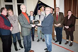 Verdiente Mitglieder: Helmut Dr&ouml;ge erh&auml;lt von Hans-Joachim Nitsche (vorne von links) den Ehrenteller. Weiterhin wurden Heinz-J&uuml;rgen Brinkmann, Gudrun Busse, Rainer Ottemeier, Torsten Riekehof, Uwe Holz, Volker B&uuml;ker, Kurt Kalkreuter sowie Tanja Krybus (dahinter von links) ausgezeichnet. - &copy; FOTO: CASTRUP