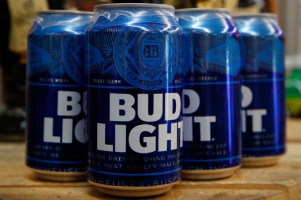 Dosenbier der amerikanischen Biermarke «Bud Light». Die bekannte amerikanische Biermarke «Bud Light» ist in den Kulturkampf zwischen Liberalen und Konservativen in den USA geraten. - © Jacquelyn Martin/AP