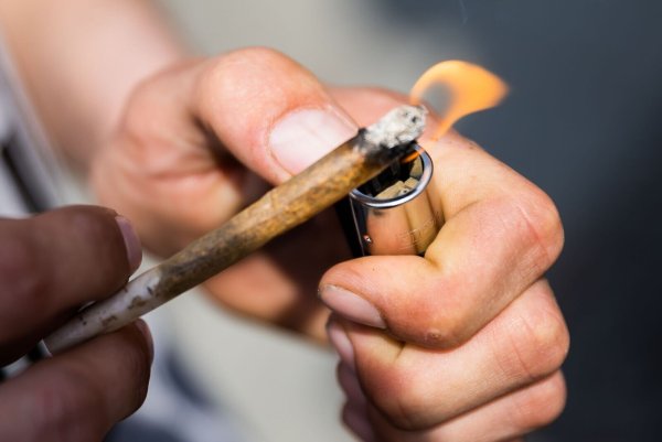 Wenn ihr Kind gelegentlich oder regelmäßig Joints raucht, sind Eltern oft ratlos: Wie sprechen wir das Thema am besten an, ohne dass das Kind abblockt? - © Christoph Soeder/dpa/dpa-tmn