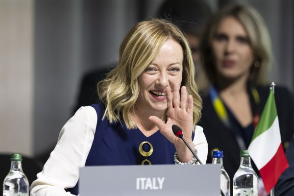 Durch die Reform würde den italienischen Institutionen Stabilität verliehen, erklärt Giorgia Meloni. - © Alessandro Della Valle/KEYSTONE/EDA/POOL/dpa