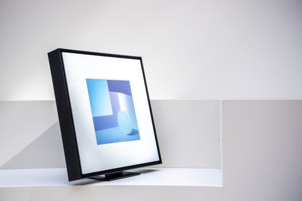 Samsungs Music Frame sieht wie ein Bilderrahmen aus, und man kann ihn ins Regal stellen oder an die Wand hängen. - © Zacharie Scheurer/dpa-tmn
