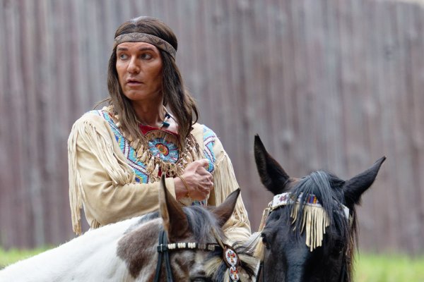 Die Schauspieler Jean-Marc Birkholz (Winnetou) sitzt auf seinem Pferd. - © Henning Kaiser/dpa