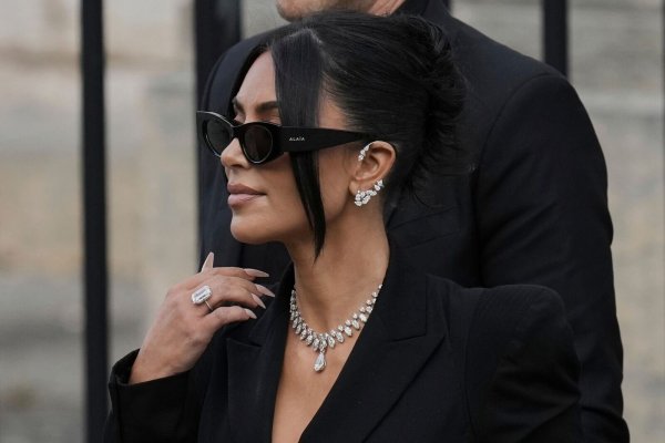 Die Staatsanwaltschaft hat für die Angeklagten im Prozess um den Raubüberfall auf Kim Kardashian zumeist hohe Haftstrafen verlangt. (Archivbild) - © Aurelien Morissard/AP/dpa