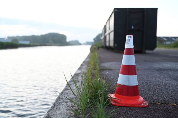 Ein Wasserfleck auf dem Pier markiert den Ort, an dem das Auto nach der Bergung aus dem Kanal abgestellt wurde. - © Lars Penning/dpa