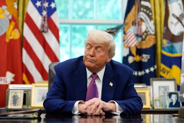 US-Präsident Trump verbreitet verstärkt Verschwörungstheorien über seinen Amtsvorgänger Biden. - © Alex Brandon/AP/dpa