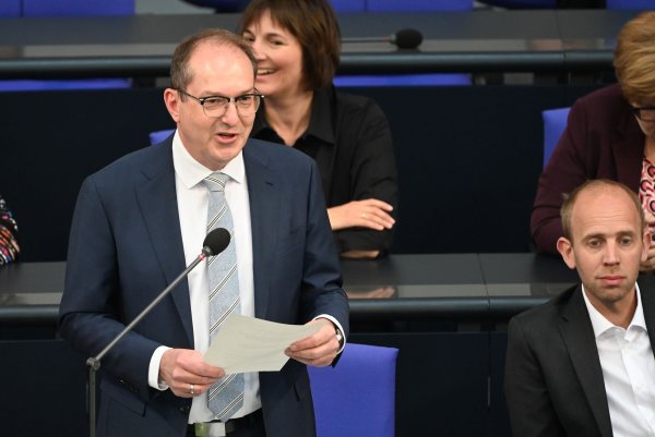 Bundesinnenminister Alexander Dobrindt (CSU) hat die verschärften Grenzkontrollen verteidigt. - © Katharina Kausche/dpa