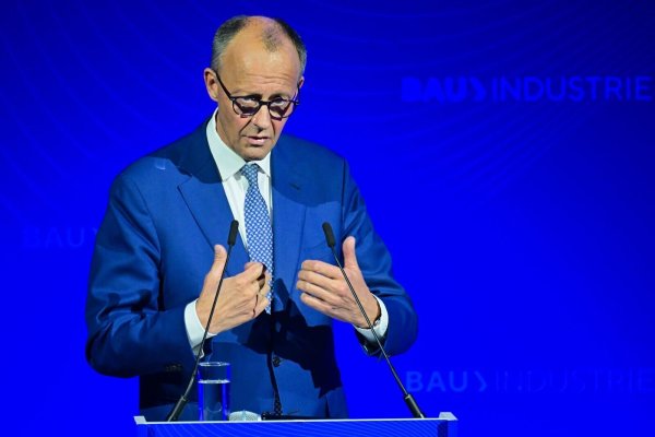 Kanzler Friedrich Merz (CDU) will mehr bezahlbaren Wohnraum in Deutschland. - © Sebastian Christoph Gollnow/dpa