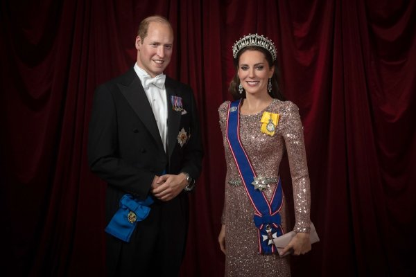Auf dem Kopf hat sie die exakte Nachbildung einer Tiara, die einst Prinzessin Diana trug. - © Jonathan Short/Madame Tussauds L/PA Media/dpa