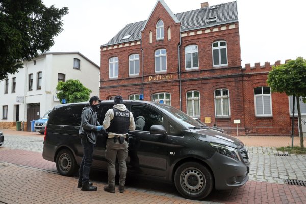 Die Festgenommenen stehen im Verdacht, Mitglieder beziehungsweise Unterstützer einer rechtsextremistischen terroristischen Vereinigung zu sein. Der jüngste von ihnen ist 14 Jahre alt. - © Bernd Wüstneck/dpa