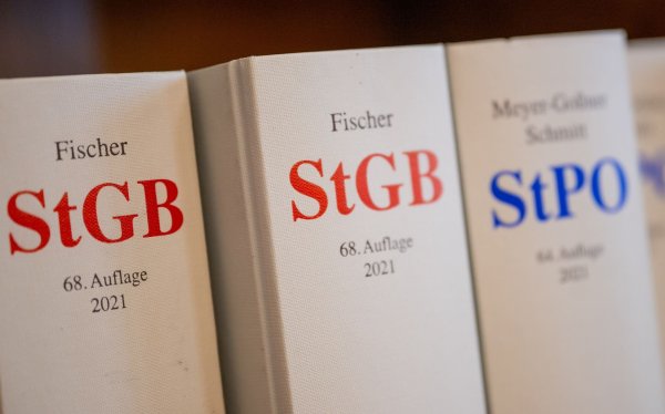 Jugendliche vor dem Gesetz: Ab 14 kann Strafmündigkeit greifen. (Symbolbild) - © Monika Skolimowska/dpa