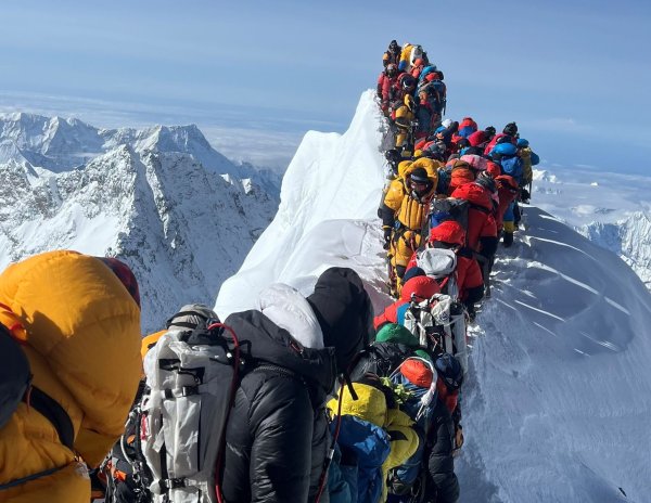 Bergsteiger und Bergführer stehen zwischen dem Südgipfel und der Hillary-Stufe des Mount Everest. (Foto Archiv) - © Narendra Shahi Thakuri/dpa