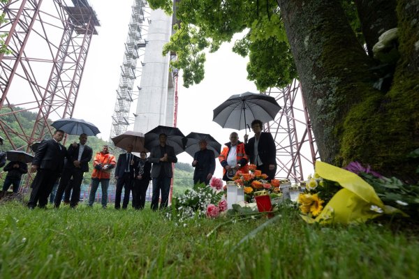An einem Ort des Gedenkens werden Blumen niedergelegt. - © Marijan Murat/dpa