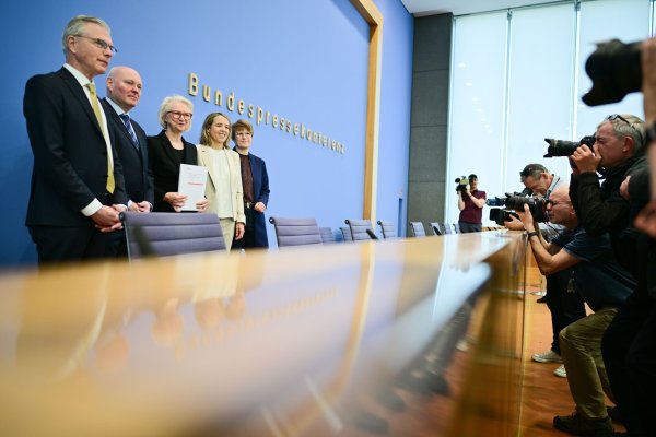 Die Wirtschaftsweisen Martin Werding (v.l.), Achim Truger, Monika Schnitzer (Vorsitzende), Ulrike Malmendier und Veronika Grimm haben keine guten Nachrichten für die Regierung. - © Sebastian Christoph Gollnow/dpa
