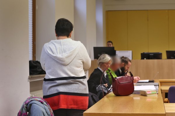 Die Angeklagte Mutter im Gerichtssaal des Landgerichts Schweinfurt: «Ich bin sehr traurig und fühle mich Pauline gegenüber sehr schuldig.» - © Karl-Josef Hildenbrand/dpa