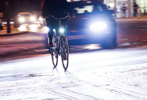 Ob mit Auto, Rad oder Bahn: Schneefall und Glätte sind keine Entschuldigung dafür, zu spät zur Arbeit zu erscheinen. - © Christian Charisius/dpa/dpa-tmn