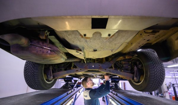 Mehr als jeder fünfte Wagen wies bei der Hauptuntersuchung zuletzt erhebliche oder sogar gefährliche Mängel auf. (Archivbild)h - © Julian Stratenschulte/dpa